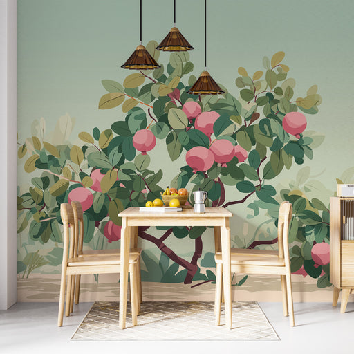 Une salle à manger lumineuse avec un papier peint illustrant un arbre fruitier aux feuilles vertes et aux pommes roses, créant une ambiance fraîche et naturelle.