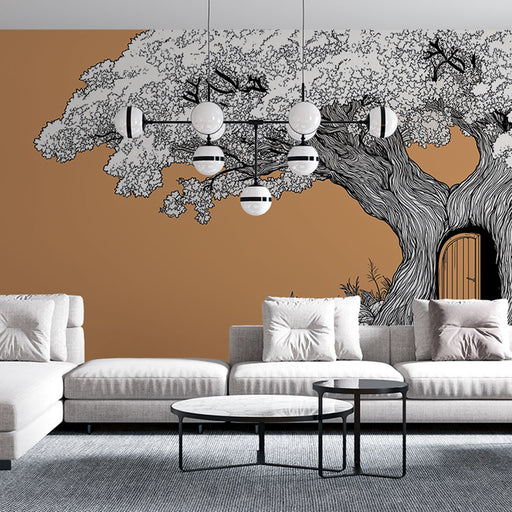 Un salon contemporain avec un papier peint illustrant un grand arbre en noir et blanc sur fond ocre, créant une atmosphère artistique et chaleureuse.