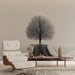 Une pièce moderne avec un papier peint représentant un arbre noir sur un fond beige, créant une ambiance apaisante et minimaliste.