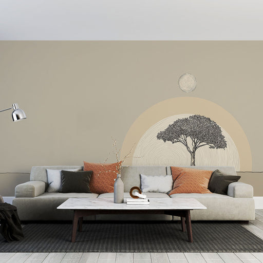 Un salon contemporain avec un papier peint illustrant un arbre stylisé en noir sur fond beige, créant une ambiance apaisante et naturelle.
