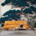 Un salon moderne avec un papier peint représentant un majestueux arbre aux aiguilles turquoise sur fond clair, créant une atmosphère apaisante et artistique.