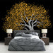Une chambre moderne avec un papier peint artistique représentant un arbre aux feuilles musicales dorées sur fond noir, créant une atmosphère dynamique et créative.