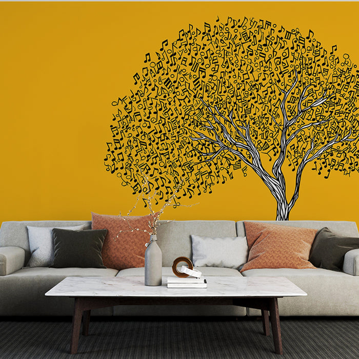 Un salon moderne avec un papier peint représentant un arbre stylisé en noir, composé de notes de musique sur un fond jaune vibrant, créant une ambiance artistique et joyeuse.