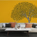 Un salon moderne avec un papier peint représentant un arbre stylisé en noir, composé de notes de musique sur un fond jaune vibrant, créant une ambiance artistique et joyeuse.