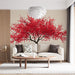 Un salon lumineux avec un papier peint représentant un arbre aux feuilles rouges vives sur fond beige, créant une atmosphère chaleureuse et accueillante.