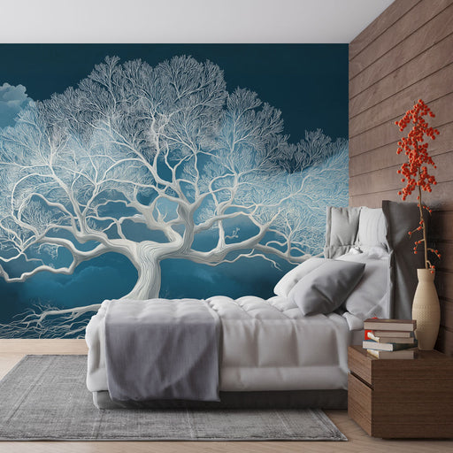Une chambre moderne avec un papier peint représentant un arbre stylisé en blanc sur fond bleu profond, créant une atmosphère apaisante et poétique.