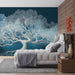 Une chambre moderne avec un papier peint représentant un arbre stylisé en blanc sur fond bleu profond, créant une atmosphère apaisante et poétique.