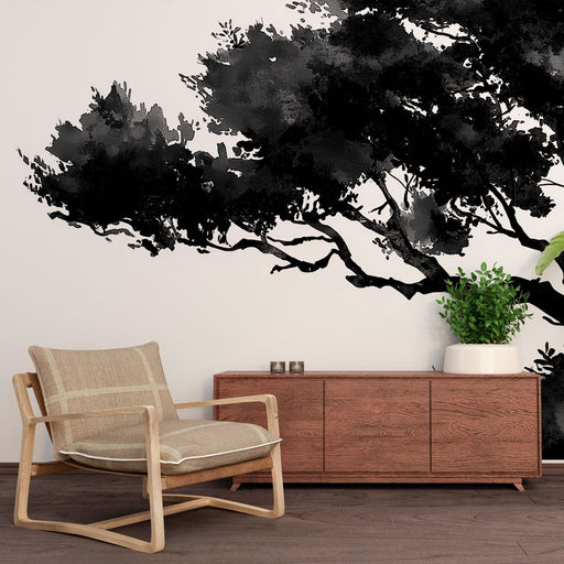 Un salon moderne avec un papier peint représentant un arbre en silhouette noire, créant une ambiance artistique et apaisante.