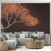 Un salon contemporain avec un papier peint artistique représentant un arbre aux branches délicates et des cercles orange sur fond sombre, créant une atmosphère chaleureuse et apaisante.