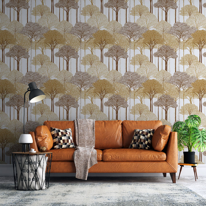 Un salon moderne avec un papier peint représentant des arbres stylisés aux teintes dorées et brunes sur fond clair, créant une ambiance chaleureuse et naturelle.