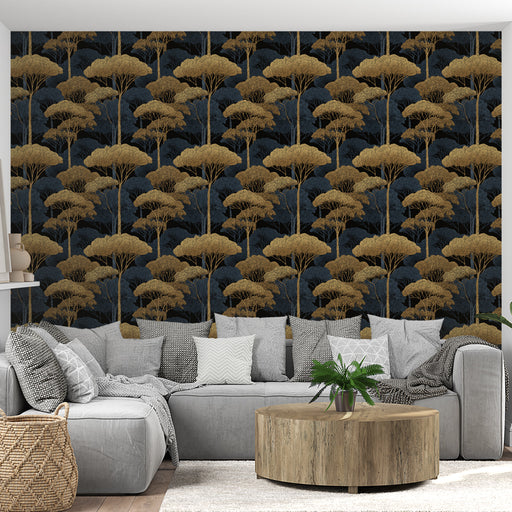Un salon moderne avec un papier peint représentant des arbres dorés sur fond bleu nuit, créant une atmosphère élégante et apaisante.