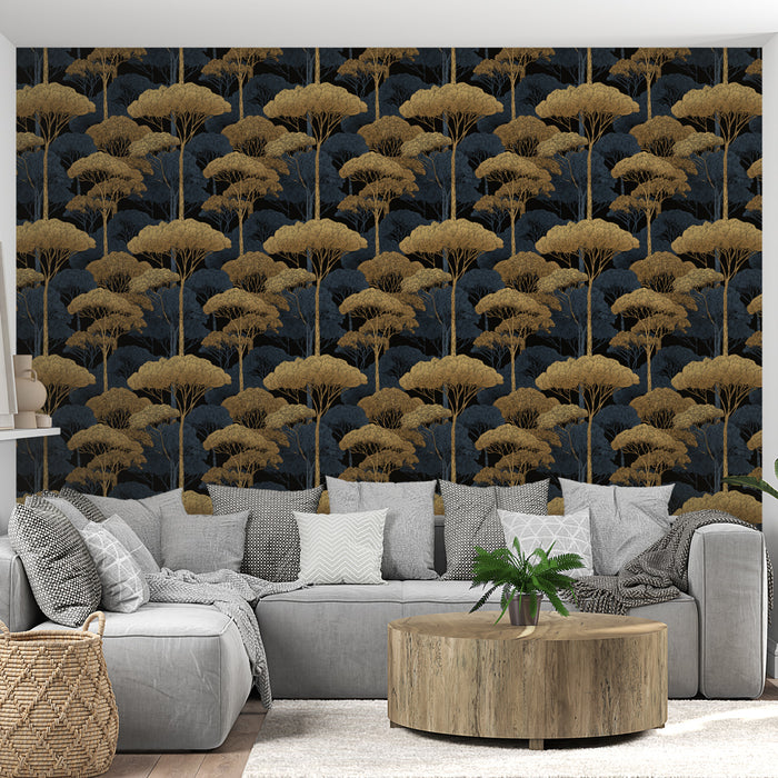 Un salon moderne avec un papier peint représentant des arbres dorés sur fond bleu nuit, créant une atmosphère élégante et apaisante.