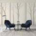 Une pièce moderne avec un papier peint représentant des arbres stylisés en tons beige sur fond clair, créant une atmosphère apaisante et naturelle.