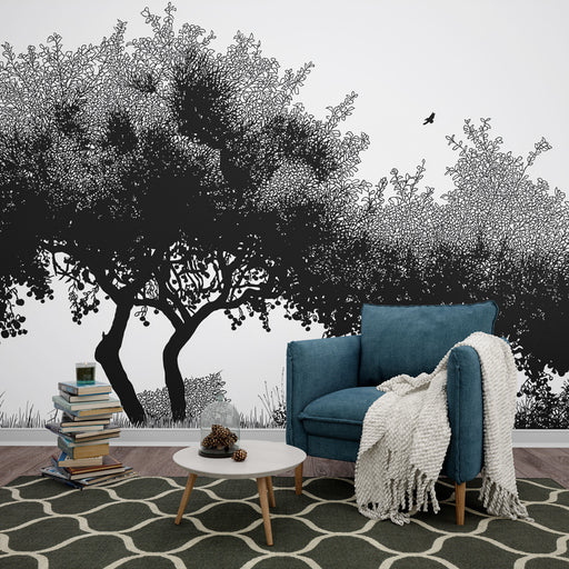 Une pièce de salon avec un papier peint noir représentant des arbres stylisés aux motifs délicats, créant une atmosphère artistique et apaisante.