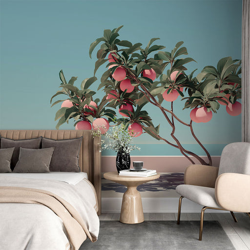 Une chambre moderne avec un papier peint tropical représentant des branches d'arbres chargées de pêches roses sur un fond bleu apaisant.