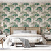 Une chambre élégante avec un papier peint représentant des arbres aux feuillages verts et aquarellés sur fond clair, créant une atmosphère apaisante et naturelle.