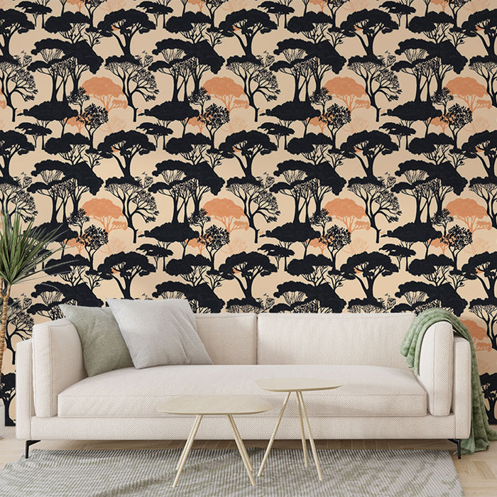 Un salon moderne avec un papier peint représentant des arbres noirs et des touches d'orange sur fond beige, créant une ambiance chaleureuse et naturelle.