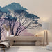 Une pièce lumineuse avec un papier peint représentant des arbres stylisés aux teintes bleu et rose, créant une ambiance douce et apaisante.