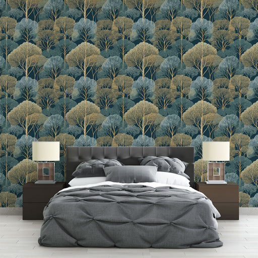 Une chambre moderne avec un papier peint représentant des arbres stylisés aux teintes bleu-vert et doré sur fond sombre, créant une atmosphère apaisante et élégante.