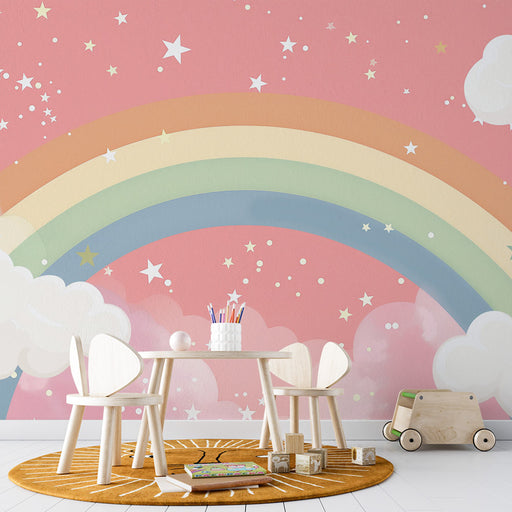 Une chambre d'enfant avec un papier peint ludique représentant un arc-en-ciel coloré sur fond rose, créant une atmosphère joyeuse et rêveuse.
