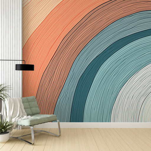 Un salon moderne avec un papier peint abstrait aux lignes ondulées dans des teintes chaudes et froides, créant une atmosphère dynamique et apaisante.