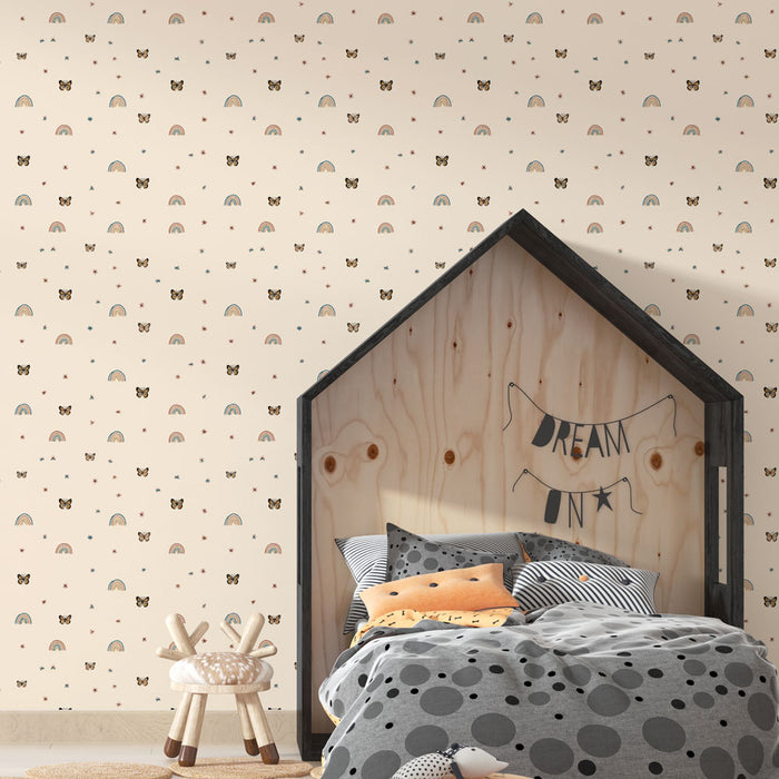Une chambre enfantine avec un papier peint doux illustrant des arcs-en-ciel et des papillons sur fond crème, créant une atmosphère joyeuse et rêveuse.