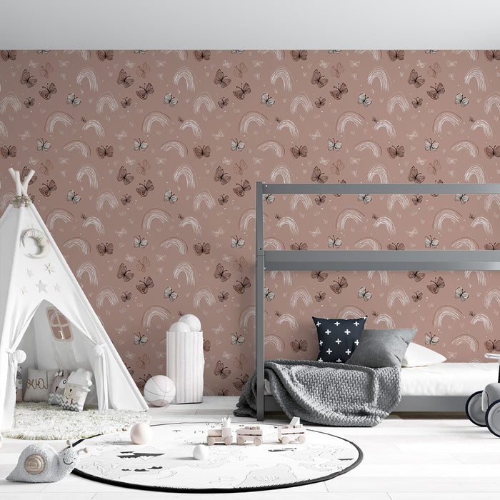 Une chambre d'enfant avec un papier peint rose pastel orné de papillons et d'arcs-en-ciel, créant une ambiance douce et joyeuse.