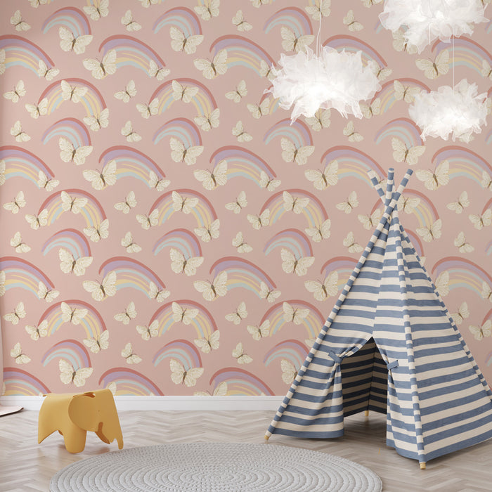 Une chambre d'enfant avec un papier peint pastel représentant des arcs-en-ciel colorés et des papillons, créant une ambiance joyeuse et rêveuse.