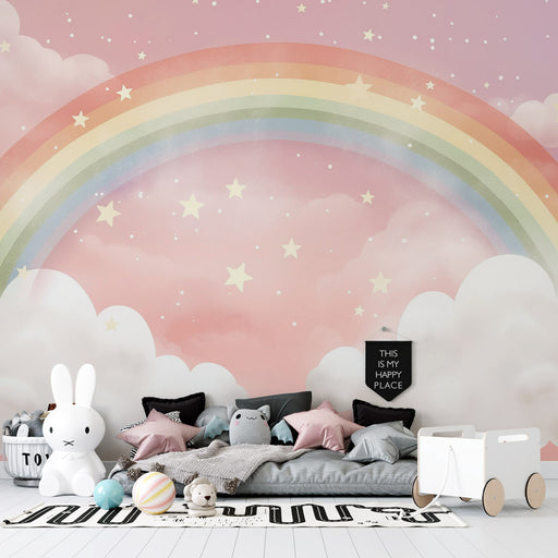 Une chambre d'enfant avec un papier peint pastel représentant un arc-en-ciel coloré sur fond rose, créant une atmosphère joyeuse et rêveuse.