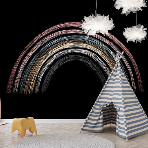Une chambre d'enfant avec un papier peint noir orné d'un arc-en-ciel coloré aux lignes douces, créant une ambiance joyeuse et ludique.