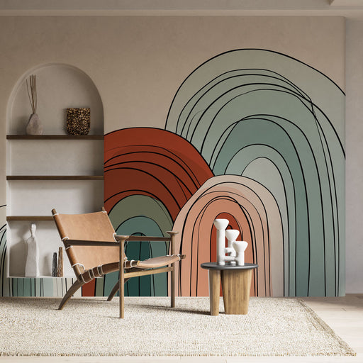 Une pièce moderne avec un papier peint abstrait aux courbes colorées dans des teintes douces de vert, rouge et beige, créant une atmosphère chaleureuse et accueillante.