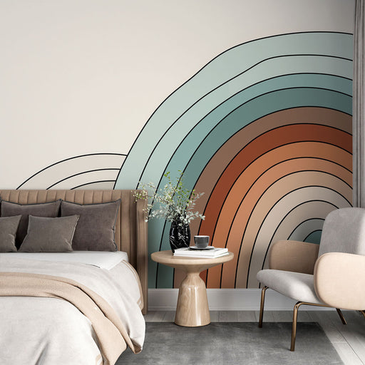 Une chambre moderne avec un papier peint aux lignes ondulées dans des teintes douces de bleu et d'orange, créant une ambiance chaleureuse et apaisante.
