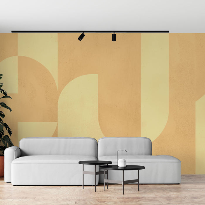 Un salon moderne avec un papier peint aux formes géométriques en dégradé de jaune, créant une ambiance chaleureuse et contemporaine.