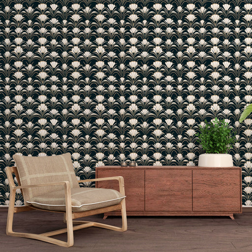 Un salon élégant avec un papier peint art déco noir et crème, présentant des motifs de feuilles stylisées qui créent une ambiance sophistiquée et intemporelle.
