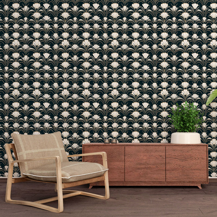 Un salon élégant avec un papier peint art déco noir et crème, présentant des motifs de feuilles stylisées qui créent une ambiance sophistiquée et intemporelle.