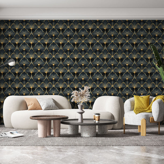 Un salon élégant avec un papier peint noir orné de motifs dorés évoquant un style art déco raffiné et une atmosphère sophistiquée.
