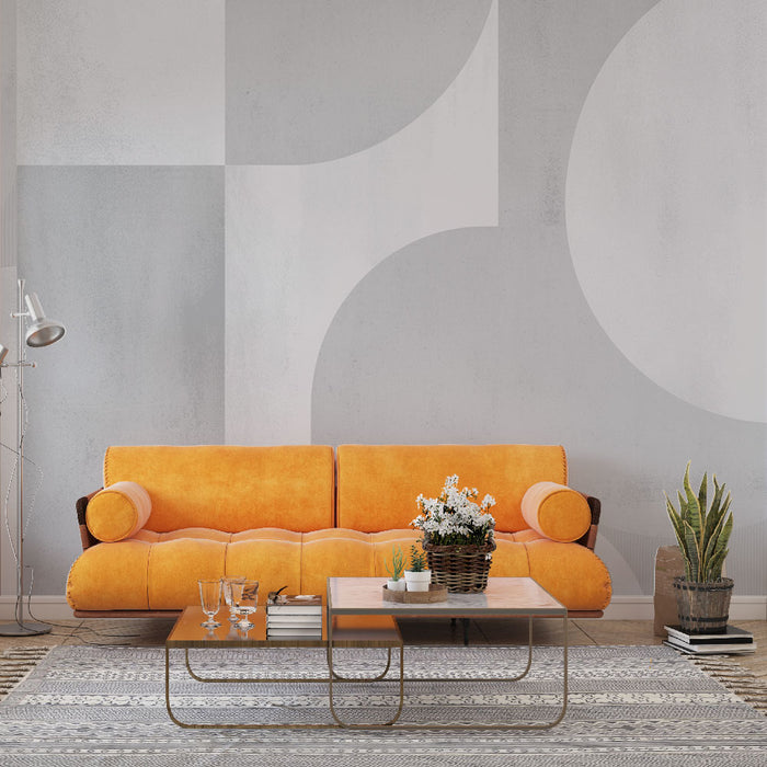 Un salon moderne avec un papier peint géométrique aux teintes grises et blanches, créant une atmosphère élégante et apaisante.