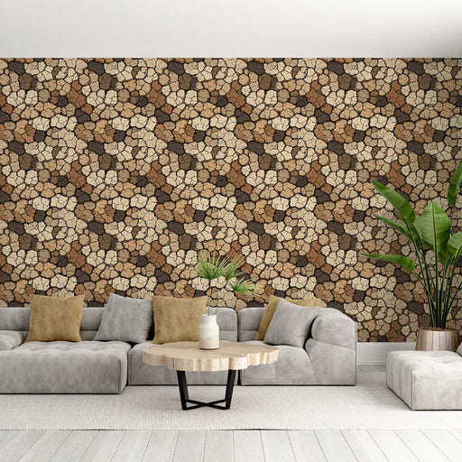 Un salon moderne avec un papier peint aux motifs de pierres naturelles dans des teintes marron, beige et noir, créant une ambiance chaleureuse et organique.