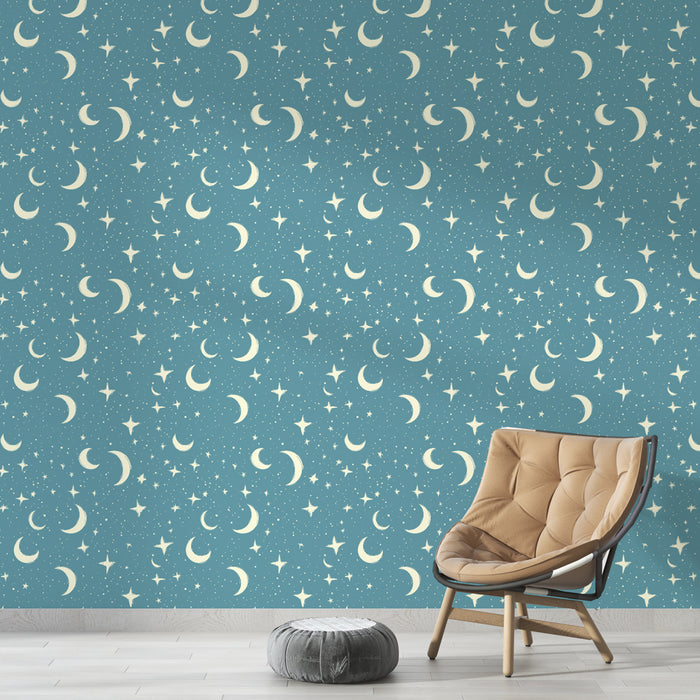 Une chambre moderne avec un papier peint bleu nuit orné de croissants de lune et d'étoiles scintillantes, créant une ambiance rêveuse et apaisante.