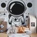 Papier peint astronaute mignon entouré d'étoiles et de planètes pour chambre enfant.
