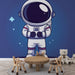 Papier peint astronaute cartoonesque avec fond étoilé pour chambre d'enfant.