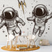Papier peint espace avec astronautes pour chambre d'enfant, aventure spatiale ludique.