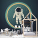 Papier peint espace avec illustration d'astronaute flottant pour chambre d'enfant.