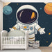 Papier peint chambre enfant avec astronaute et planètes dans l'espace, idéal pour décoration ludique et éducative.