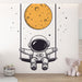 Papier peint chambre enfant avec astronaute se balançant sous la lune pour décoration murale ludique.