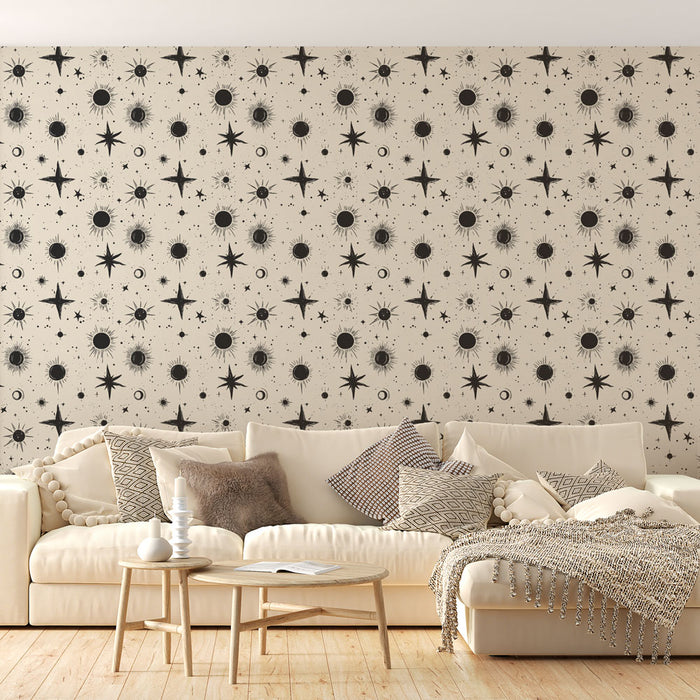 Un salon moderne avec un papier peint aux motifs d'étoiles et de soleils noirs sur fond beige, créant une ambiance cosmique et chaleureuse.