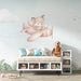 Une chambre d'enfant avec un papier peint illustrant un renard mignon dans un avion rose, créant une ambiance ludique et rêveuse.