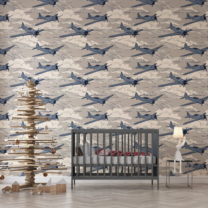 Une chambre d'enfant avec un papier peint illustrant des avions vintage en bleu sur fond beige, créant une ambiance ludique et rêveuse.