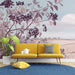 Un salon moderne avec un papier peint floral aux teintes douces de violet et de bleu, évoquant une ambiance apaisante et naturelle.