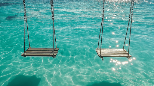 Papier peint balançoire Balancelles en bois au-dessus d'une eau turquoise scintillante